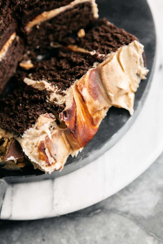 A slice of cake with the outer frosting in focus 