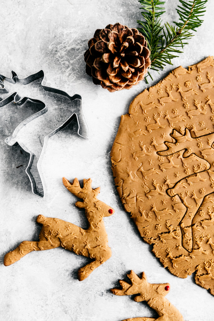 making easy gingerbread cookies