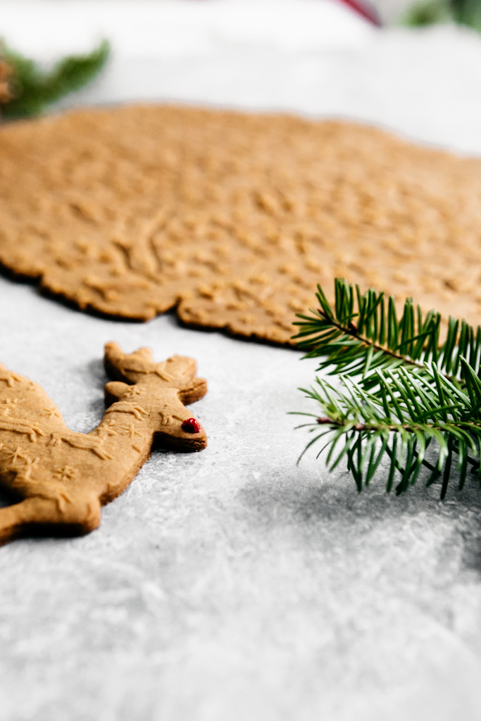 deer-shaped gingerbread cookie