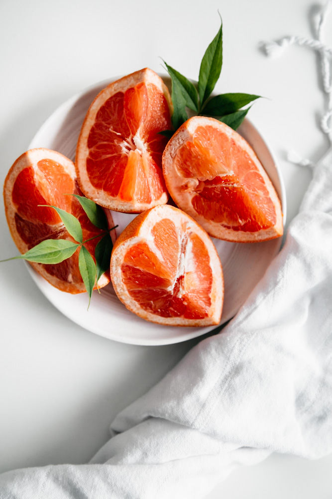 A plate of sliced grapefruits. 