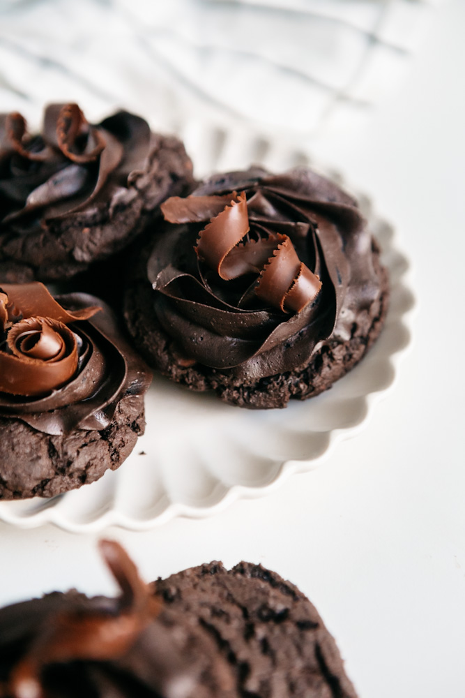 A plate of cookies 