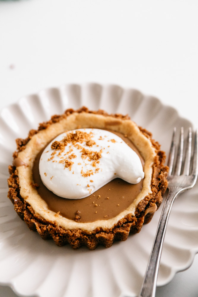 Closeup of a Biscoff Mini Cheesecake Tart on a plate 