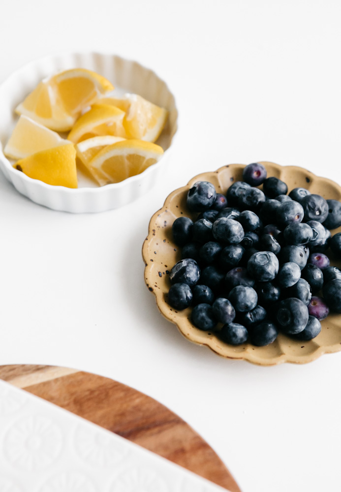 Blueberries and lemon wedges on plates 