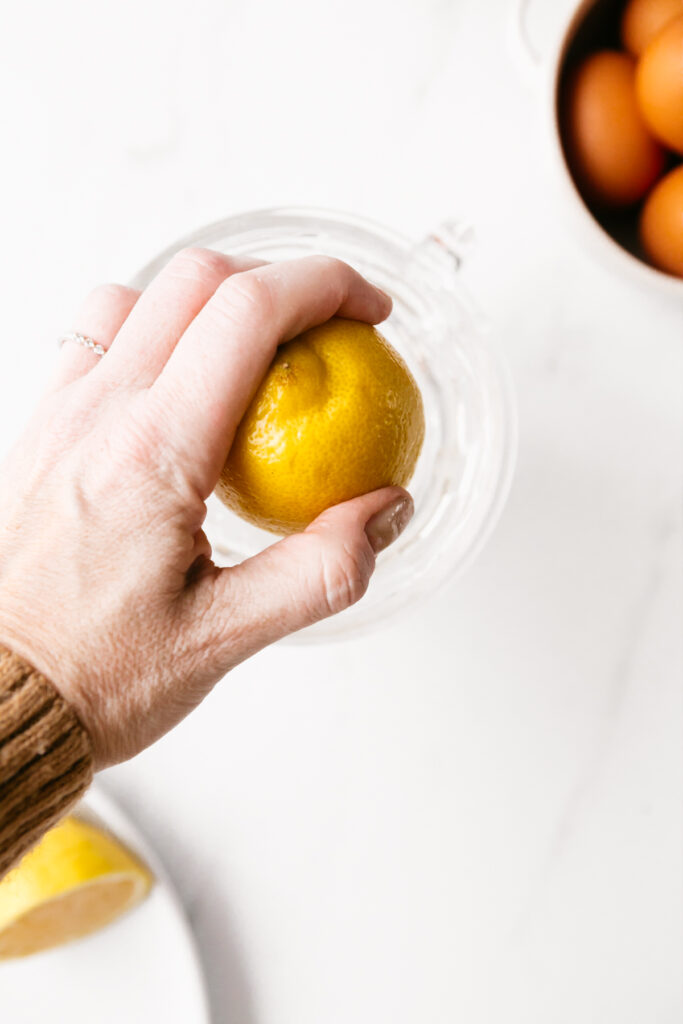 Juicing a lemon 