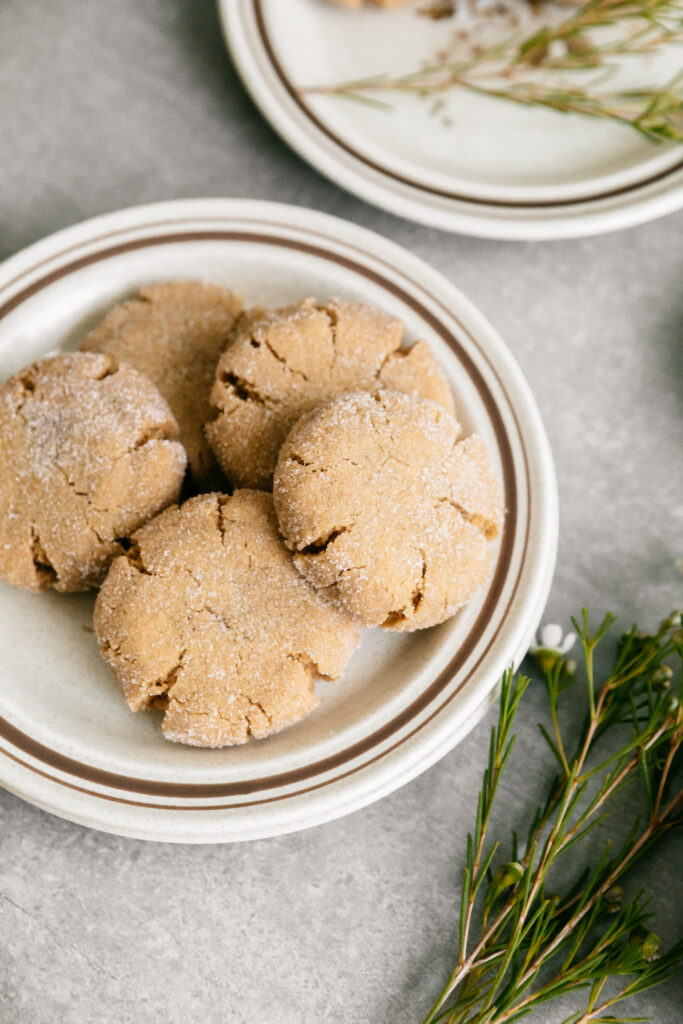 A plate of peanut butter cookies 