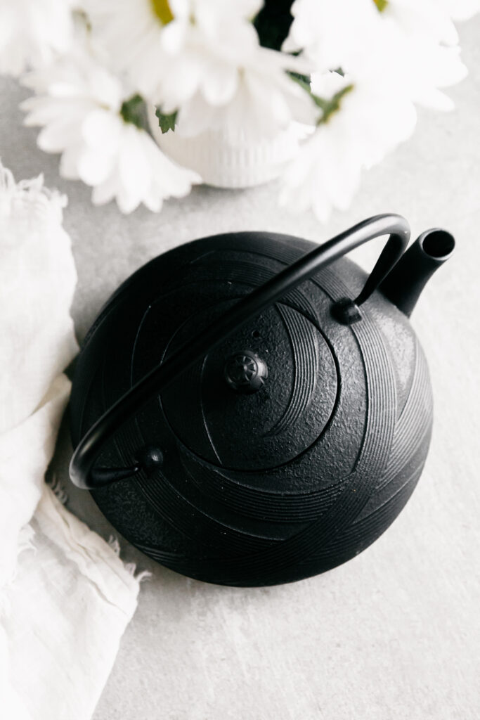 Black teapot 