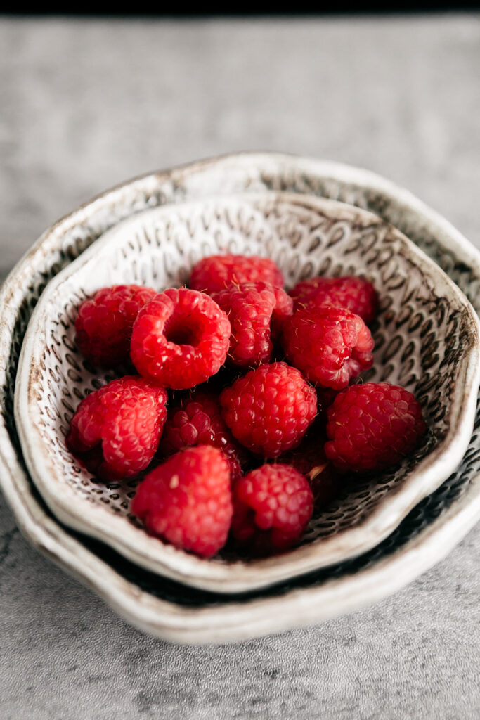 A bowl of raspberries 