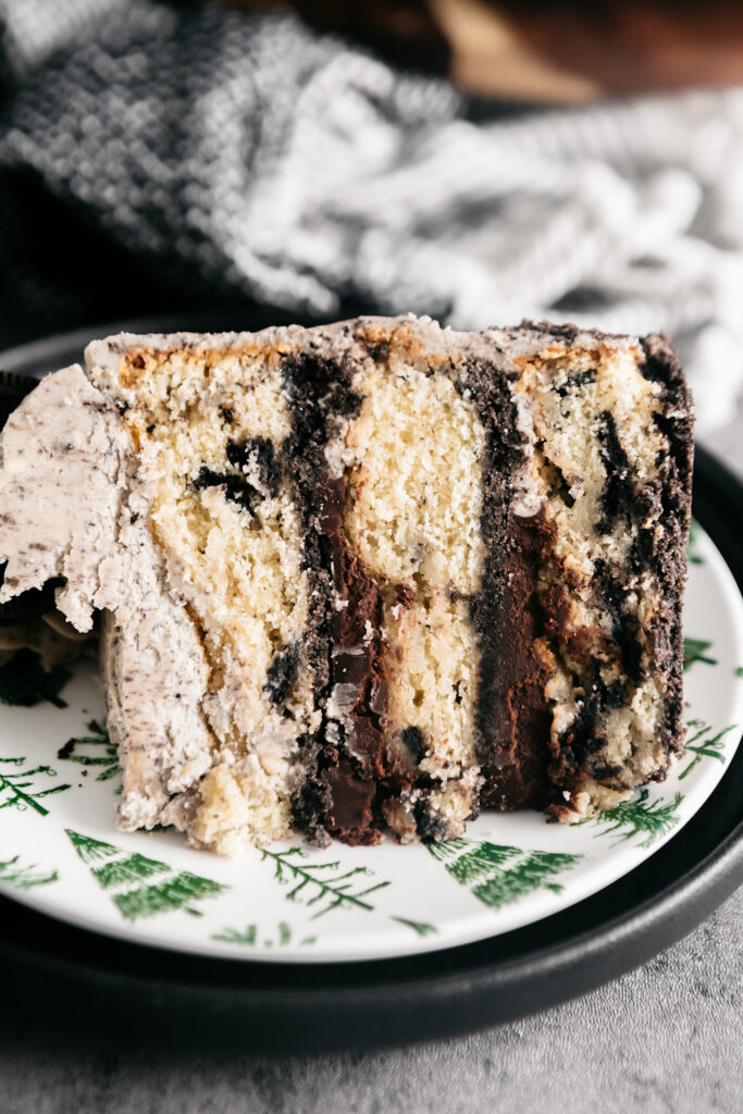 Oreo Crust Cookies and Cream Cake 