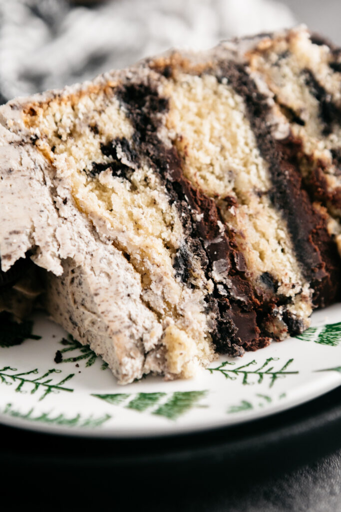 Oreo Crust Cookies and Cream Cake 