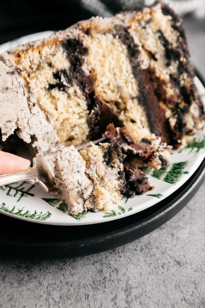 Oreo Crust Cookies and Cream Cake 